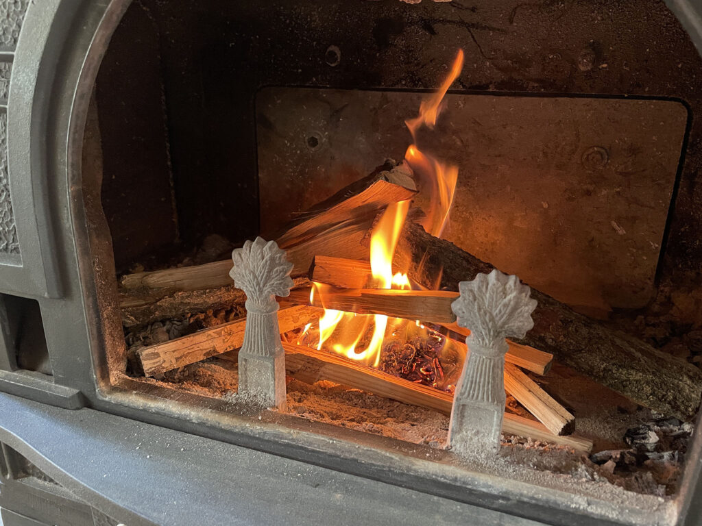 薪ストーブに着火剤は必要？おがくずを使って効率良く燃やす方法