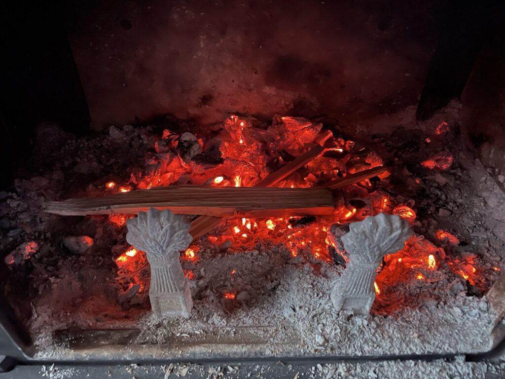 朝5時から薪ストーブの火入れと冬の綺麗な朝焼け
